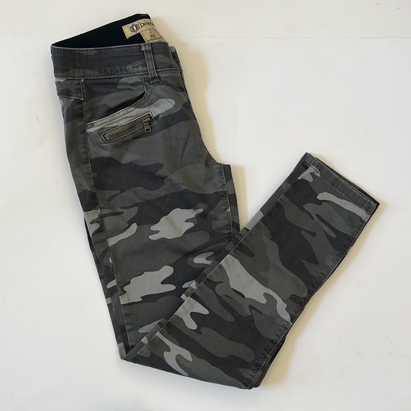 Democracy Camo Print Stretchy Denim Jeans Size 2 - Picture 7 of 8